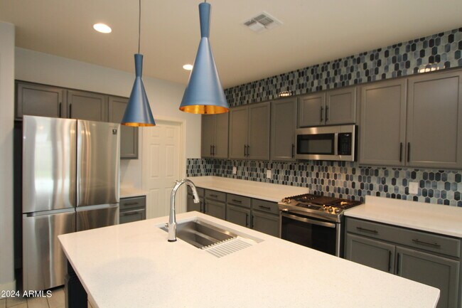 Building Photo - 7512 S 33rd Dr