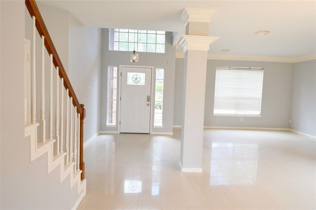 Building Photo - 818 Maplewood Falls Ct