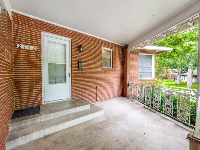 Building Photo - 2742 W Jefferson Blvd