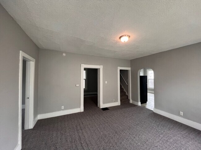 Building Photo - Single Family 4 bedroom 1.5 bath in Davenport