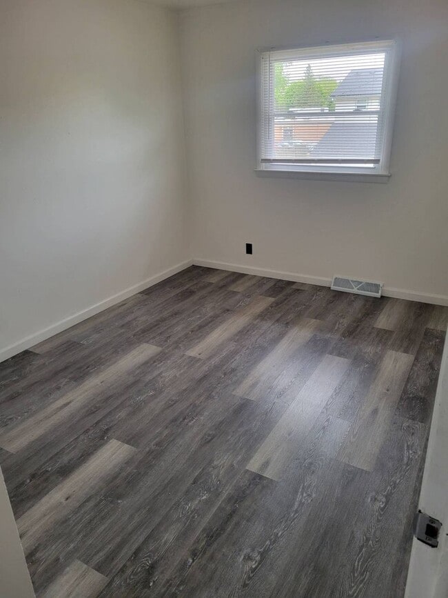 Building Photo - 6910N43rdM(723)