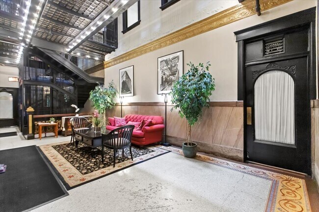 Foto del edificio - 2724 N Pine Grove Ave