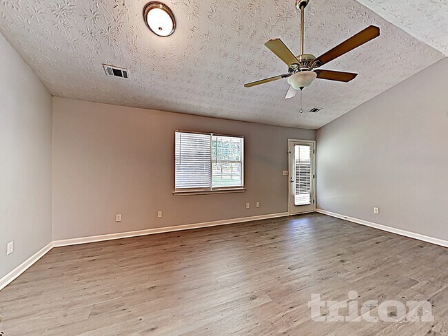 Foto del edificio - 99 Mallie Ct