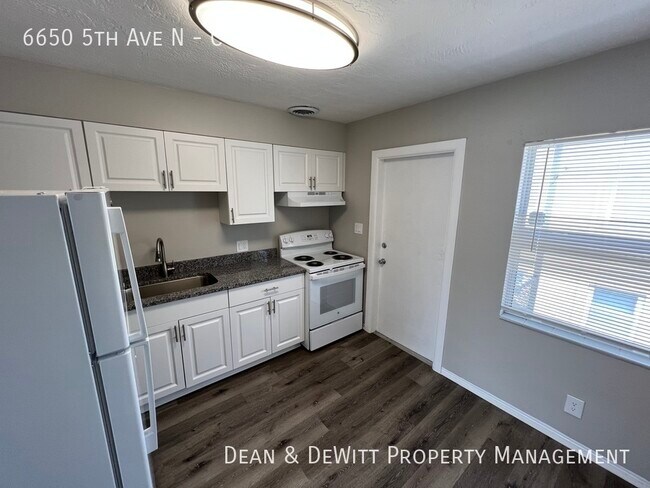 Foto del edificio - Renovated 2/1 in West St Pete - APT For Rent