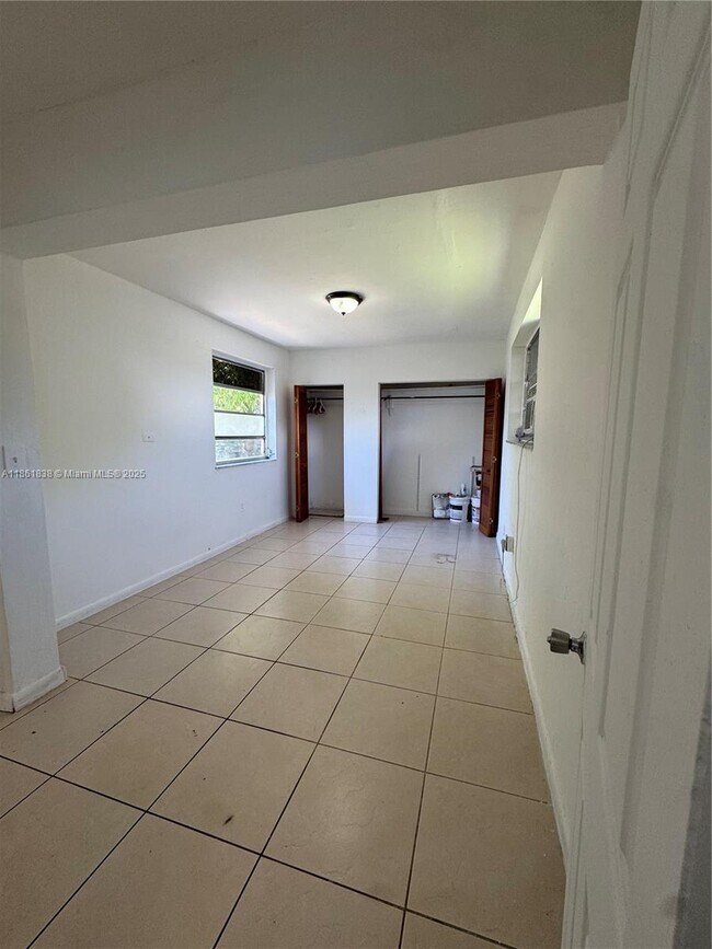 Foto del edificio - 100 NW 64th Ct