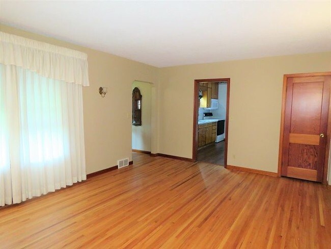 Building Photo - Large 4 bedroom 2 bath Shakopee home