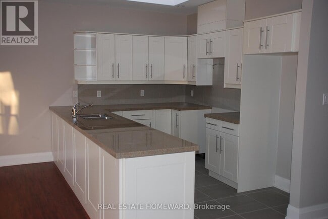 Building Photo - 425 Queen St E