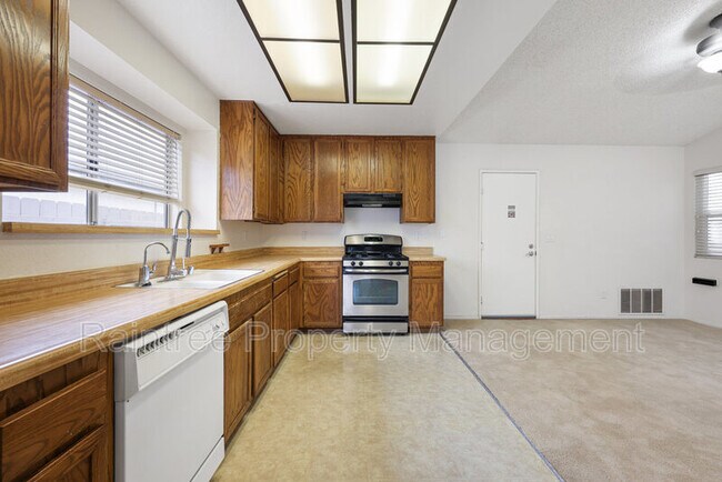 Foto del edificio - 732 Butterfield Rd