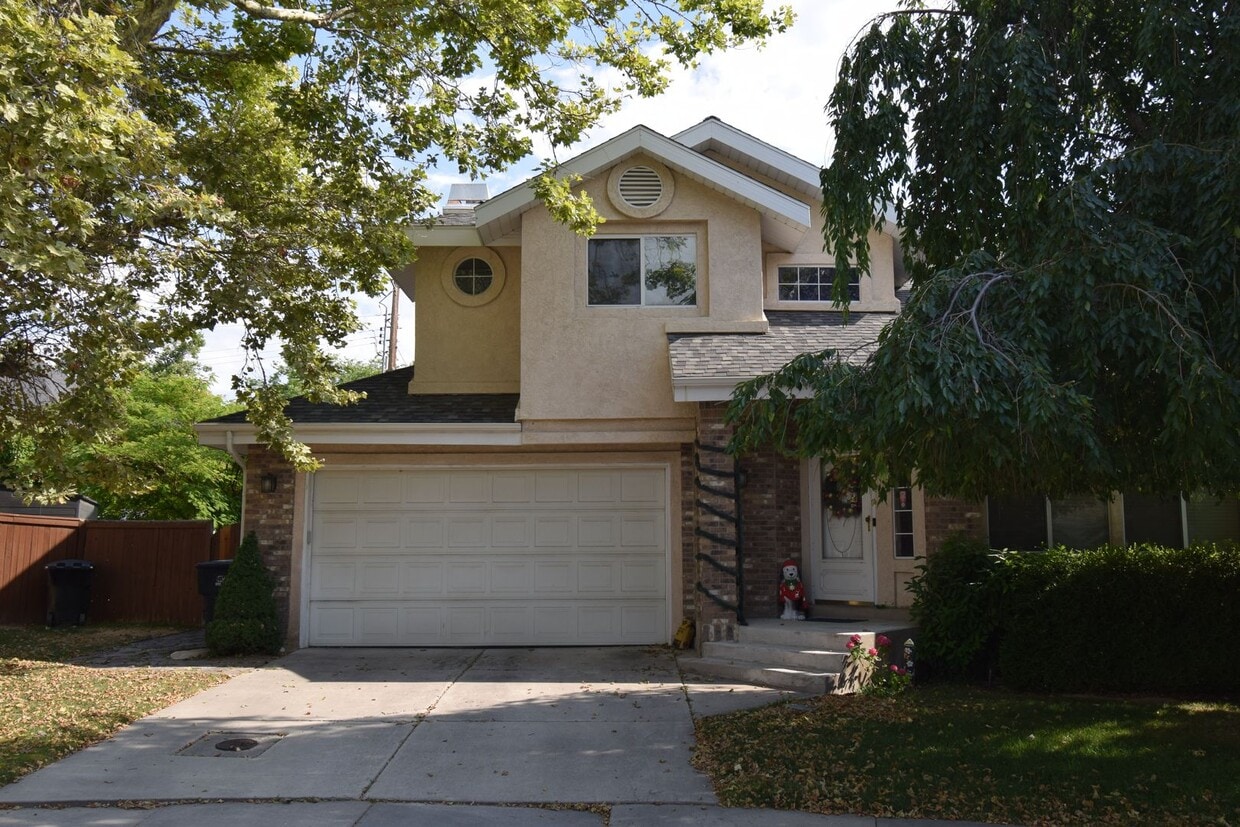 Bright Holladay 4 Bed Home – High Ceilings in Prime Location!! - Bright Holladay 4 Bed Home – High Ceilings in Prime Location!!