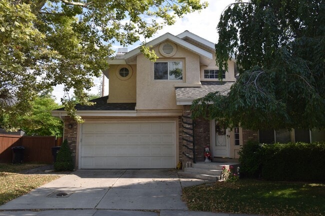 Bright Holladay 4 Bed Home – High Ceilings in Prime Location!! - Bright Holladay 4 Bed Home – High Ceilings in Prime Location!!