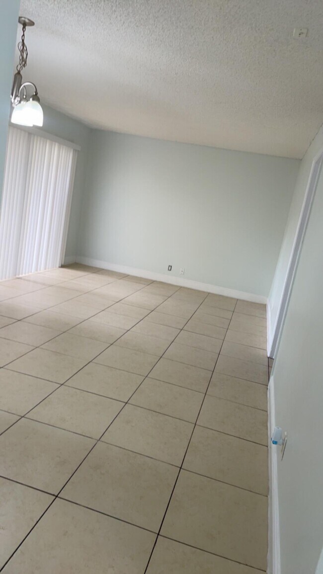 Foto del edificio - 1445 Lake Crystal Dr