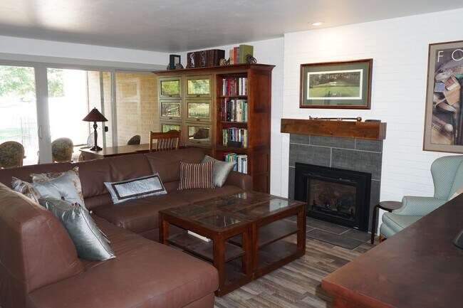 Foto del edificio - FURNISHED Townhouse On Hillcrest Country C...