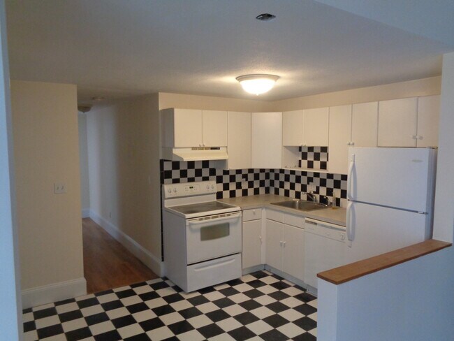 Building Photo - 499 Park Dr