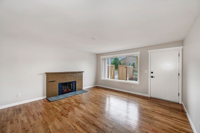 Building Photo - East Lynnwood Three Bed, 1 1/2 Bath Rambler
