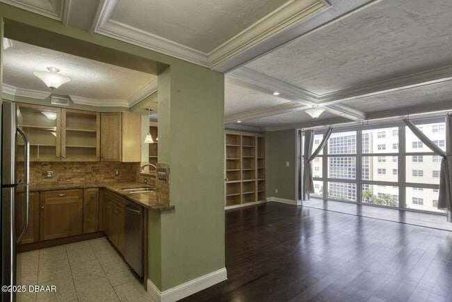 Building Photo - 1224 S Peninsula Dr