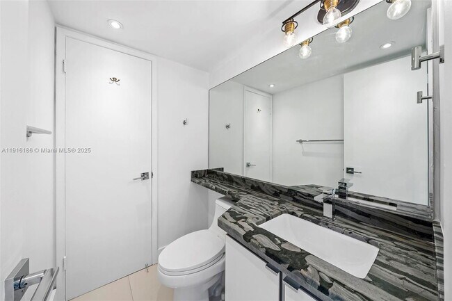 Foto del edificio - 600 NE 36th St