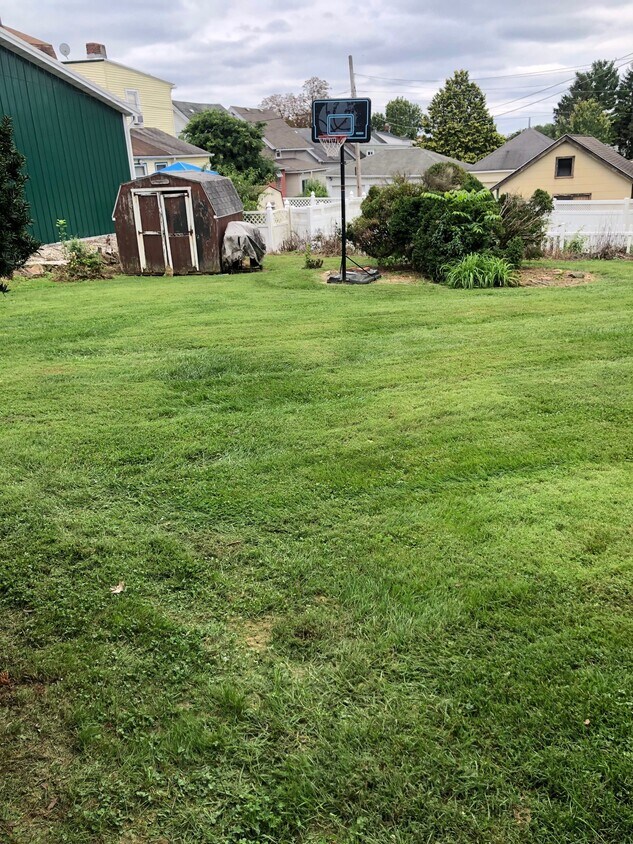 Shared Backyard with upstairs tenant - 937 Center St