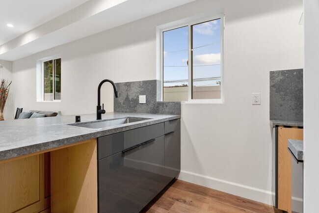 Foto del edificio - 4559 W 18th St
