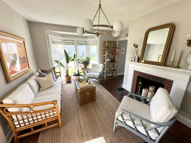 Foto del edificio - 5302 Carrollton Ave & 738 E 53rd St
