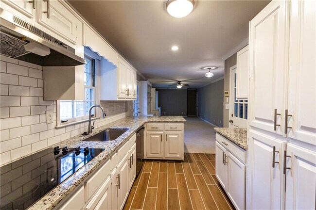 Foto del edificio - 2418 Sagamore Hills Dr