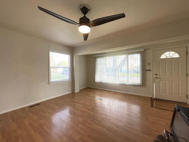 Foto del edificio - Northside 3 Bedroom Fenced with Huge Shop