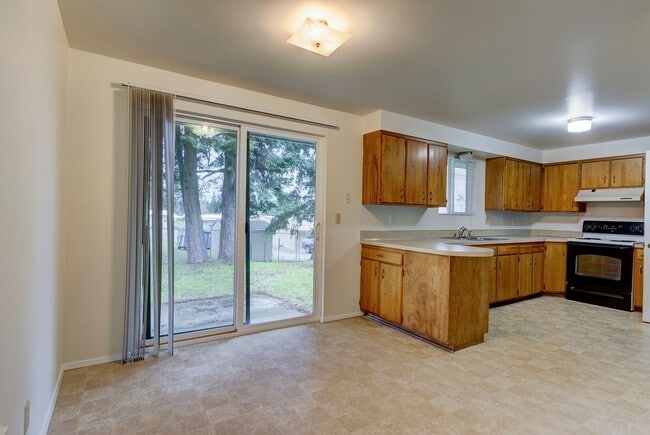 Building Photo - 830 SW 6th Ave