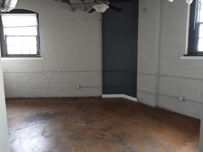 Building Photo - 402 E 4th St