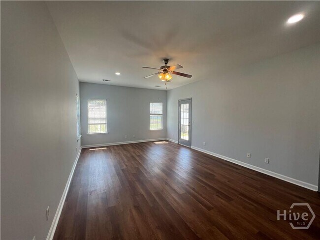 Building Photo - 4 bed, 2.5 bath townhouse