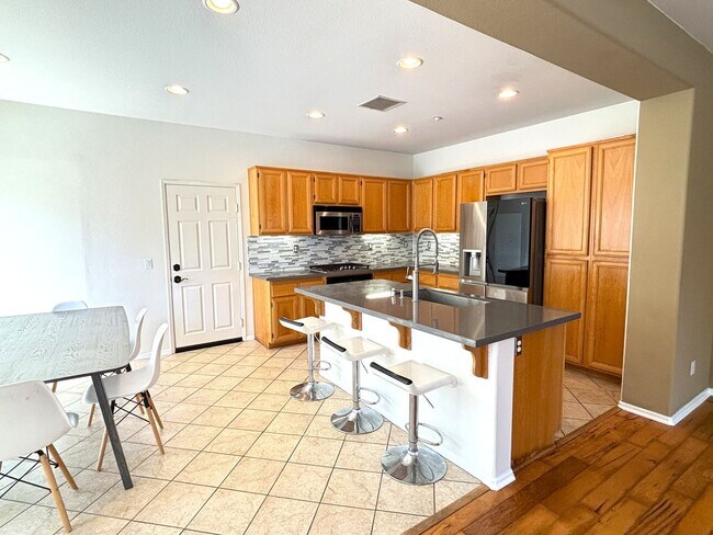Foto del edificio - Executive Style Vista Home at an Affordabl...