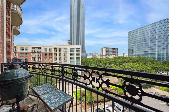 Building Photo - 5005 Hidalgo St