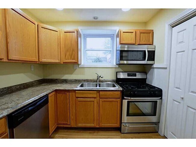 Building Photo - 3 Bedroom 1.5 Bath House for Rent! Legacy ...