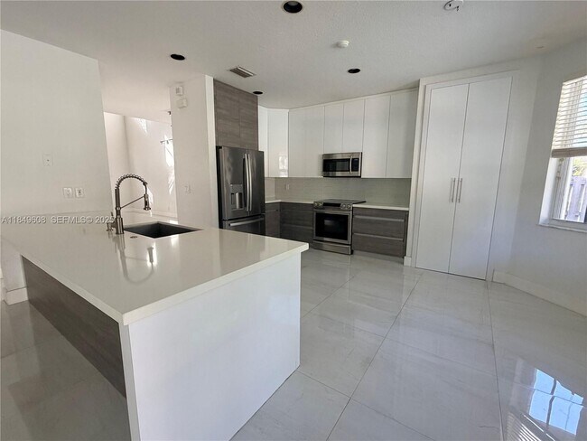 Building Photo - 1570 Elm Grove Rd