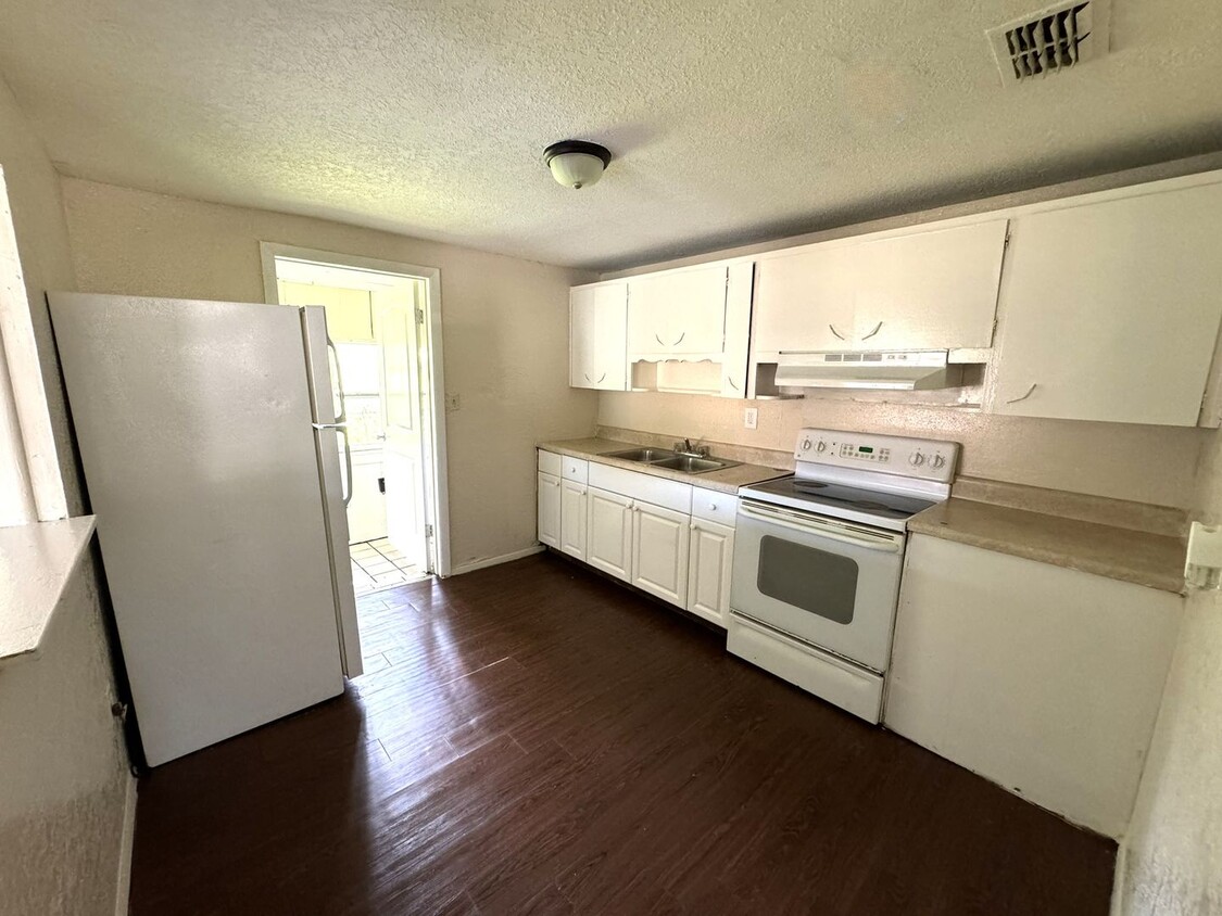 Foto principal - Lakeland 3 Bedroom 1 Bath Home! NO APPLICA...