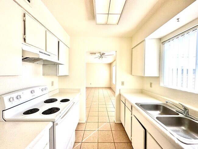 Building Photo - Spacious 2 Bedroom Townhouse Near A-Mounta...