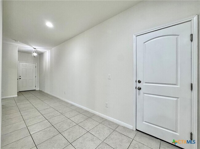 Building Photo - 320 La Escalera Dr