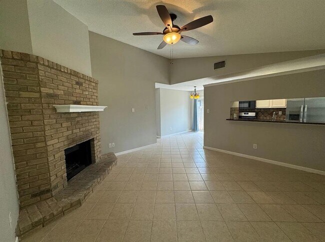 Foto del edificio - 215 Greenlawn Blvd