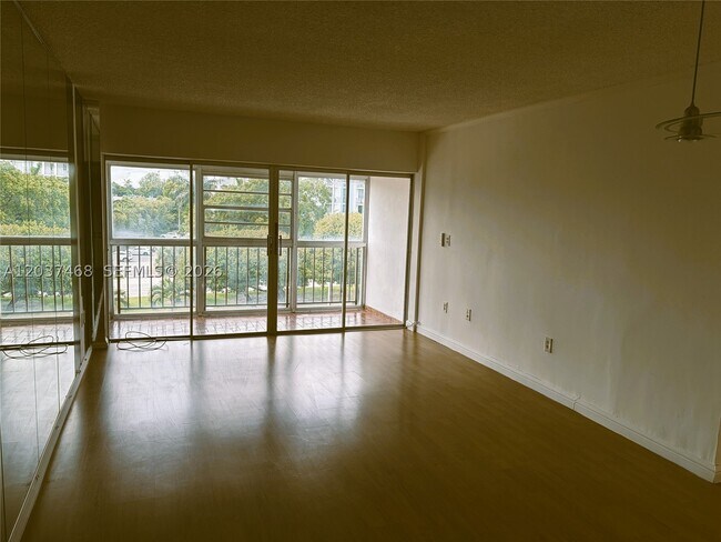 Foto del edificio - 406 W Park Dr