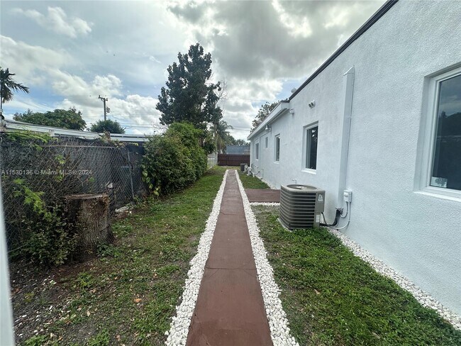 Building Photo - 1136 NW 55th St