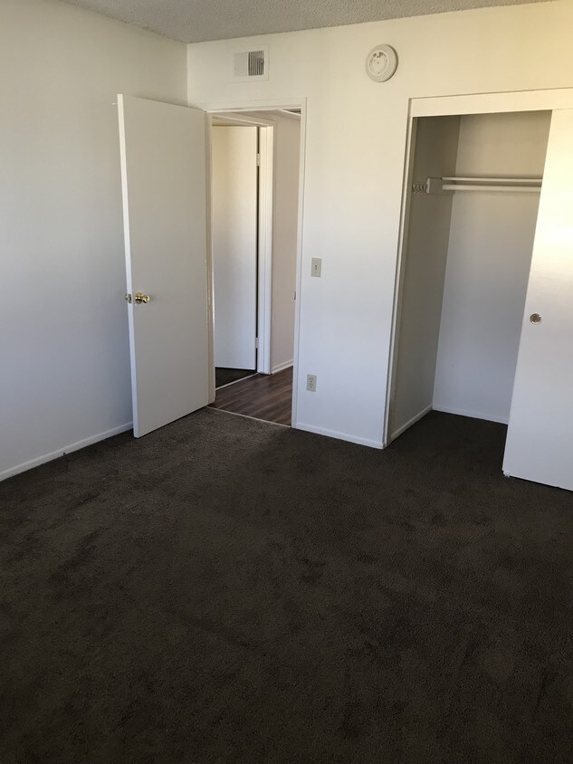 Foto principal - 9414 Van Nuys Blvd