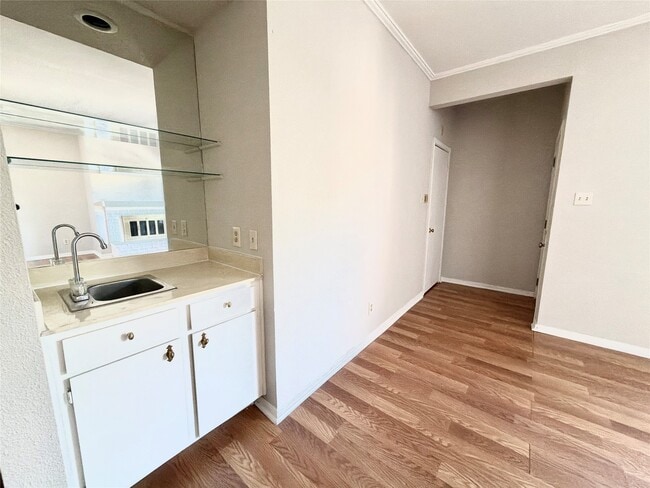 Building Photo - 728 Bering Dr