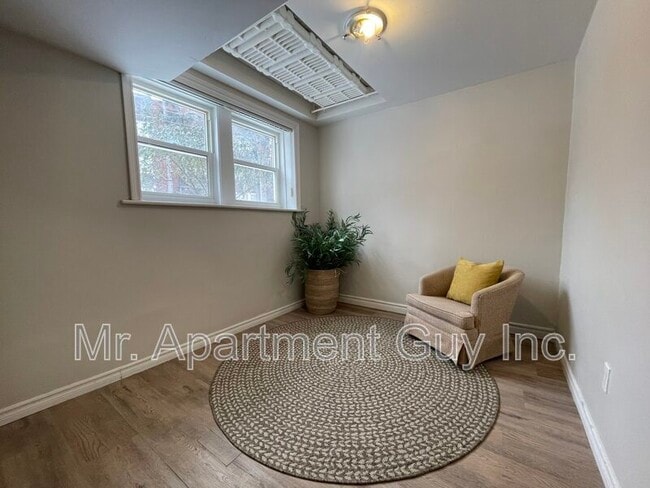 Building Photo - 2 Balsam Ave S