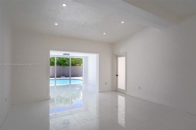 Foto del edificio - 840 NW 170th Terrace