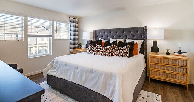 Foto del edificio - The Meadows at Tutt Village Townhomes