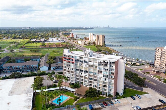 Building Photo - Spacious & Easy Condo on Ocean Drive