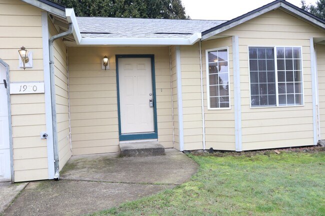 Building Photo - Well Maintained Single Level Woodland Home...