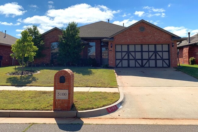 Building Photo - 4 Bed Beauty in Lone Oak Village!