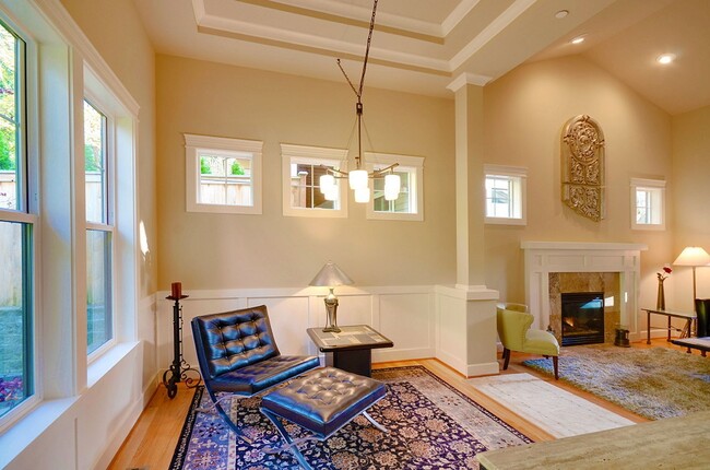 Building Photo - Stunning 5 bedroom Kirkland Home
