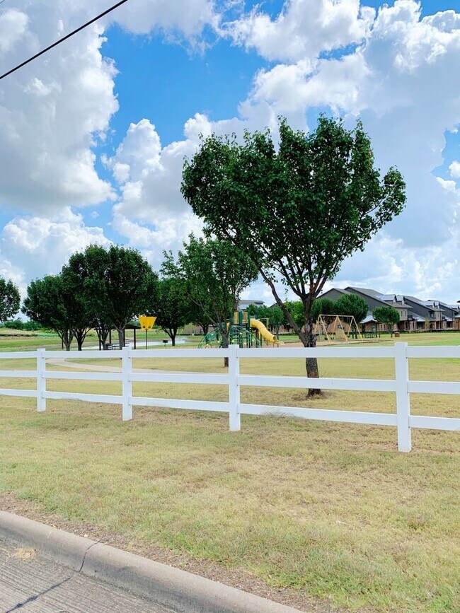 Photo - 3/2 with HUGE Office House