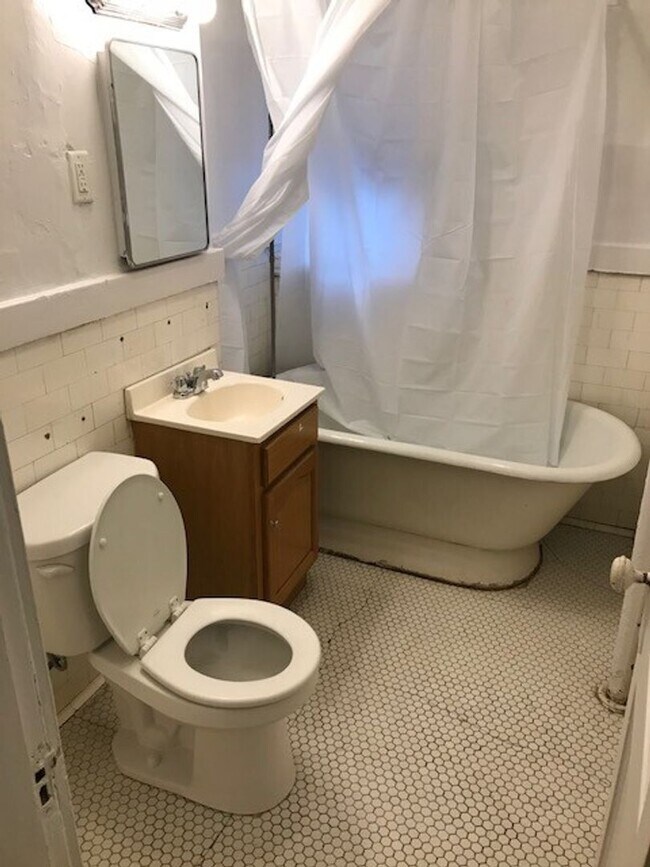 Foto del edificio - Large updated 2 bed unit with the landlord...