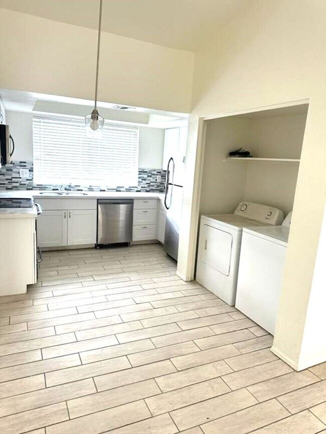 Foto del edificio - 2 bed 2 bath condo with balcony